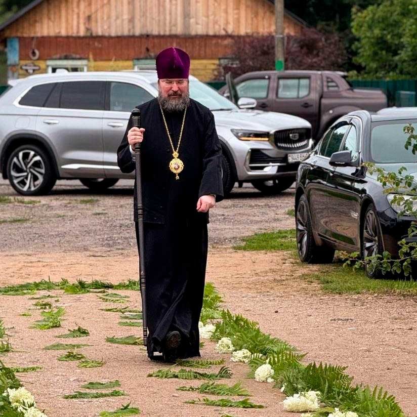 Епископ Бобруйский и Быховский Серафим возглавил престольное торжество в храме Петра и Павла агрогородка Лапичи