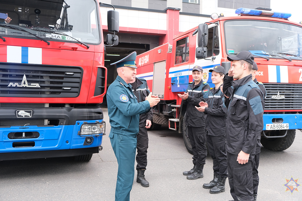Автопарк Бобруйского гарнизона получил 52-метровый подарок ко Дню пожарной службы