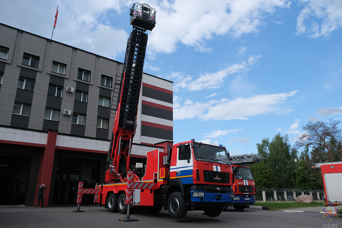 Автопарк Бобруйского гарнизона получил 52-метровый подарок ко Дню пожарной службы