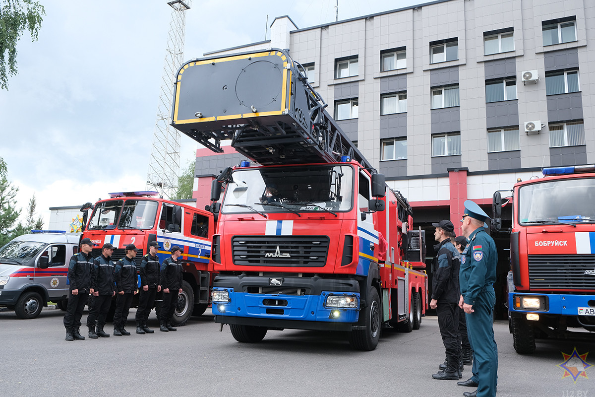 Автопарк Бобруйского гарнизона получил 52-метровый подарок ко Дню пожарной службы