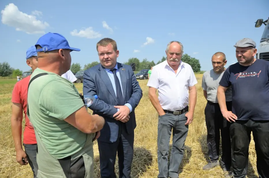 Первая 1000 тонн: водитель из Бобруйского района Николай Крусир установил рекорд на жатве