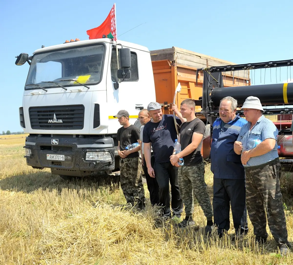 Первая 1000 тонн: водитель из Бобруйского района Николай Крусир установил рекорд на жатве