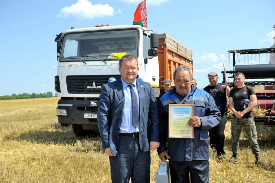 Первая 1000 тонн: водитель из Бобруйского района Николай Крусир установил рекорд на жатве