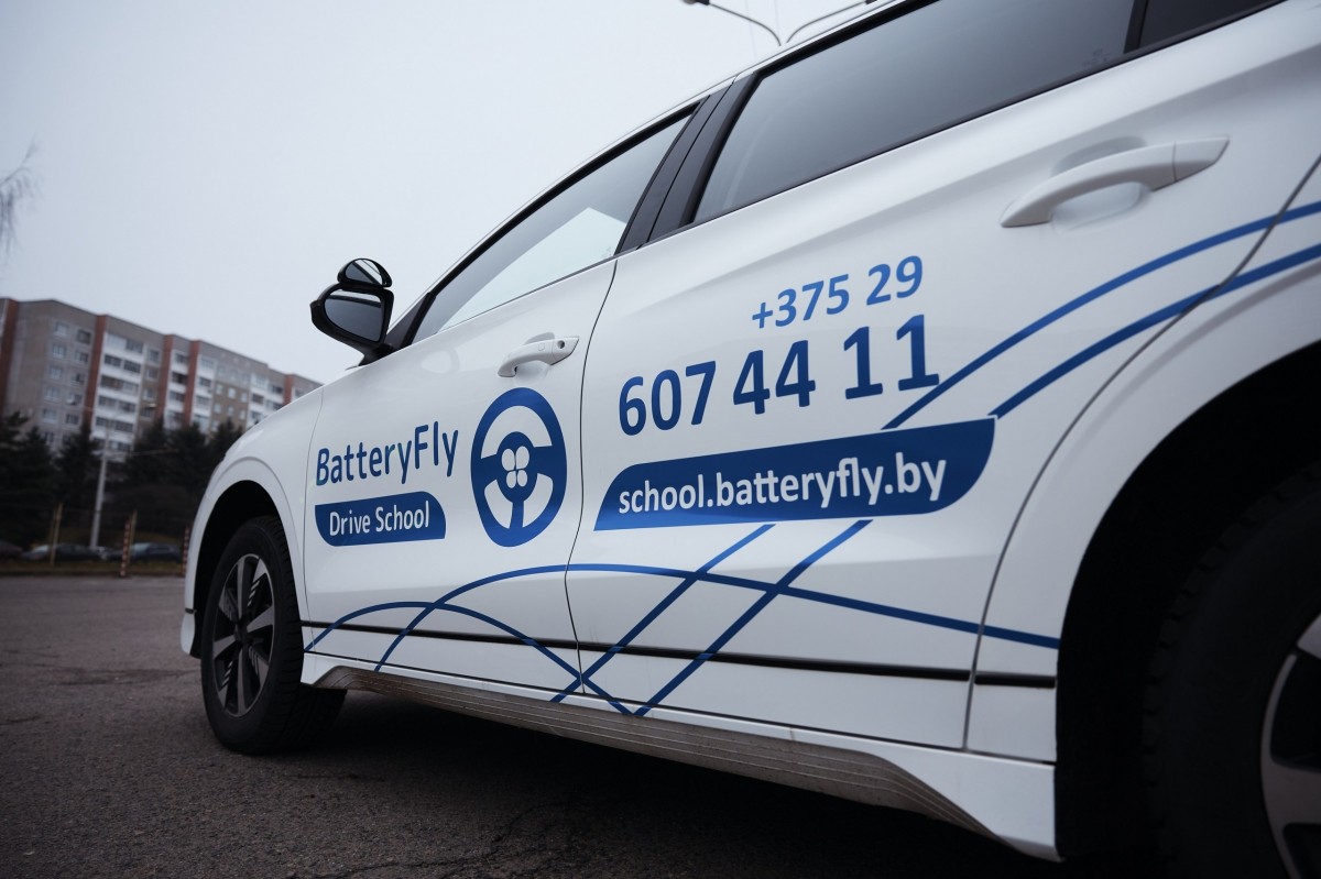 BatteryFly к 3-летию расширила карту до более чем 800 станций. 1 и 2 августа она
вернет водителям почти треть киловатт BatteryFly к 3-летию расширила карту до более чем 800 станций. 1 и 2 августа она
вернет водителям почти треть киловатт
