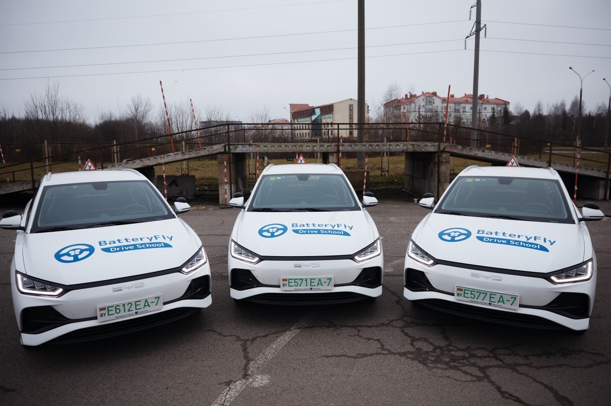 BatteryFly к 3-летию расширила карту до более чем 800 станций. 1 и 2 августа она
вернет водителям почти треть киловатт BatteryFly к 3-летию расширила карту до более чем 800 станций. 1 и 2 августа она
вернет водителям почти треть киловатт