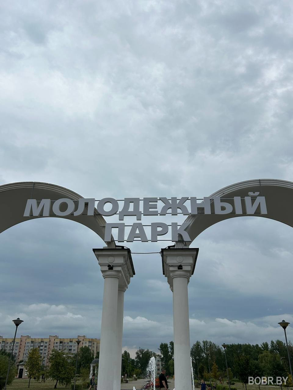 Молодёжный парк Бобруйска стал уютнее: в парке обновили лавочки