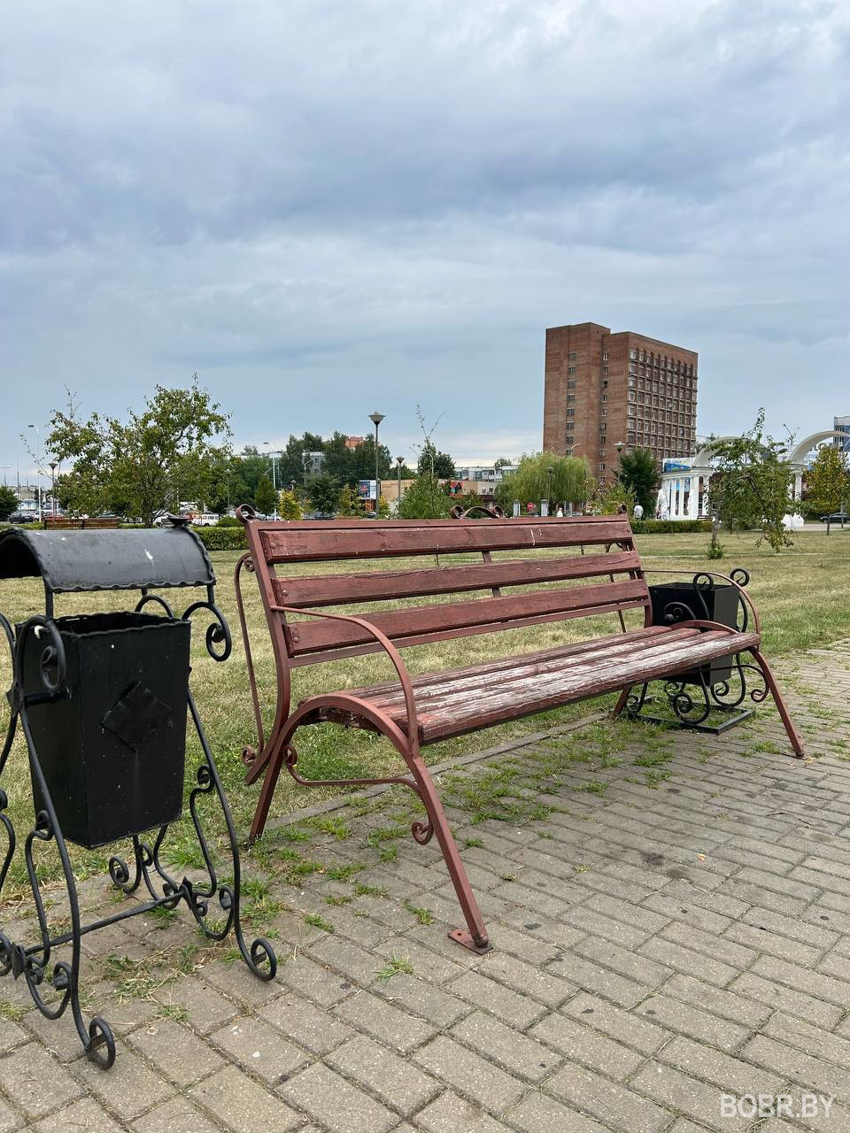 Молодёжный парк Бобруйска стал уютнее: в парке обновили лавочки
