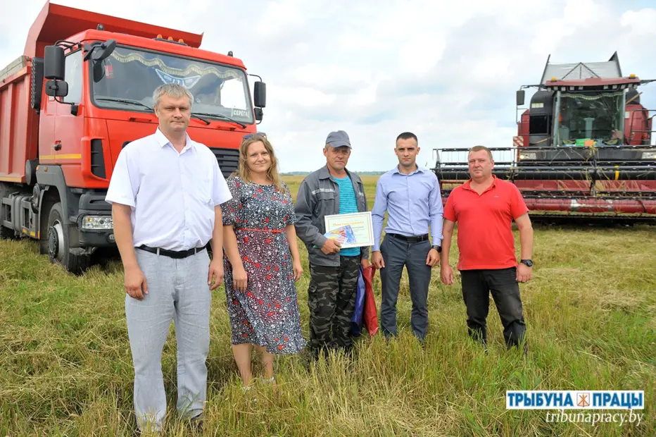 В копилке &mdash; еще 1000 тонн. На помощь хлеборобам Бобруйского района пришли горожане