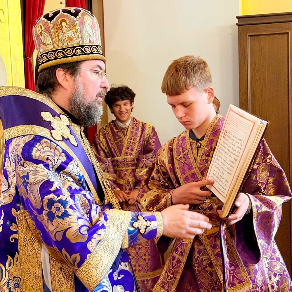 Епископ Бобруйский и Быховский Серафим возглавил Божественную литургию в Никольском кафедральном соборе Бобруйска в честь праздника Честных Древ Животворящего Креста Господня