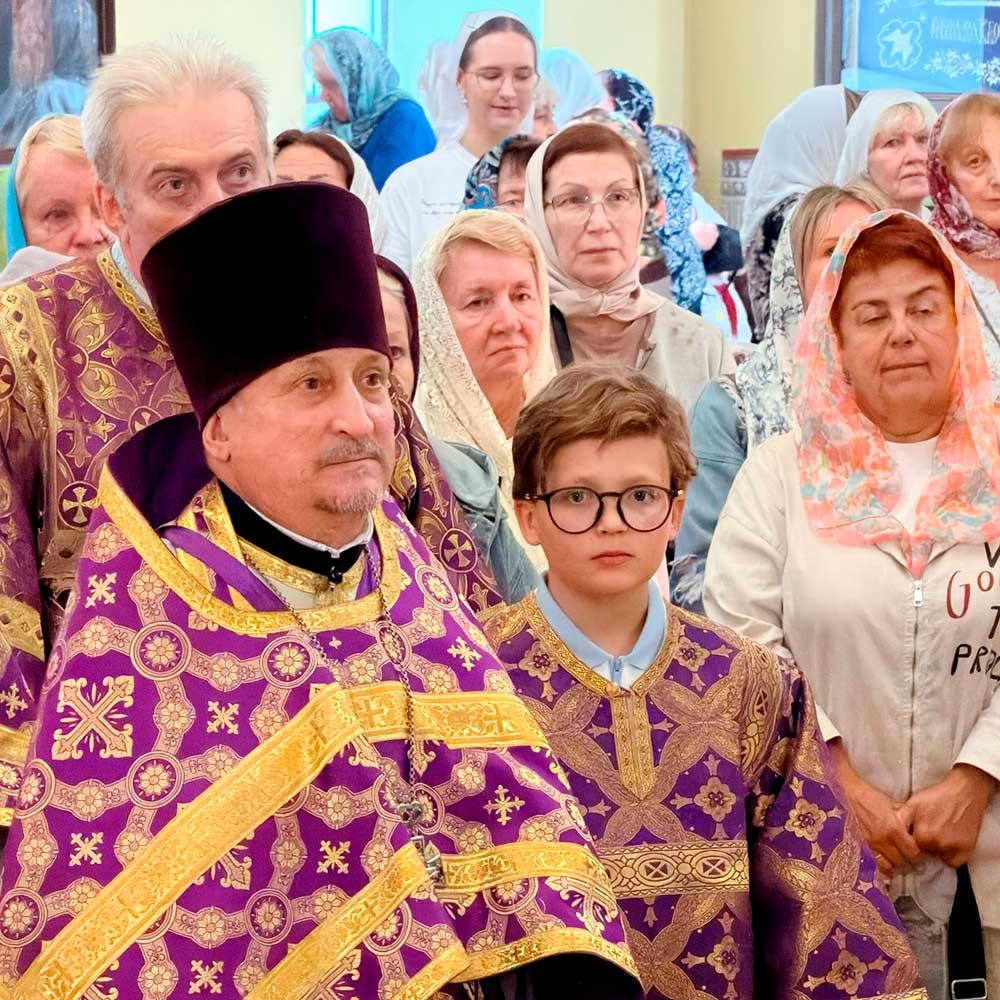 Епископ Бобруйский и Быховский Серафим возглавил Божественную литургию в Никольском кафедральном соборе Бобруйска в честь праздника Честных Древ Животворящего Креста Господня