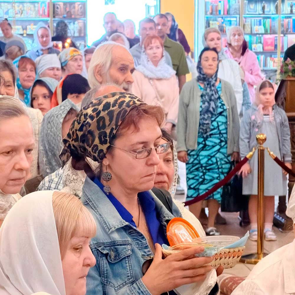 Епископ Бобруйский и Быховский Серафим возглавил Божественную литургию в Никольском кафедральном соборе Бобруйска в честь праздника Честных Древ Животворящего Креста Господня