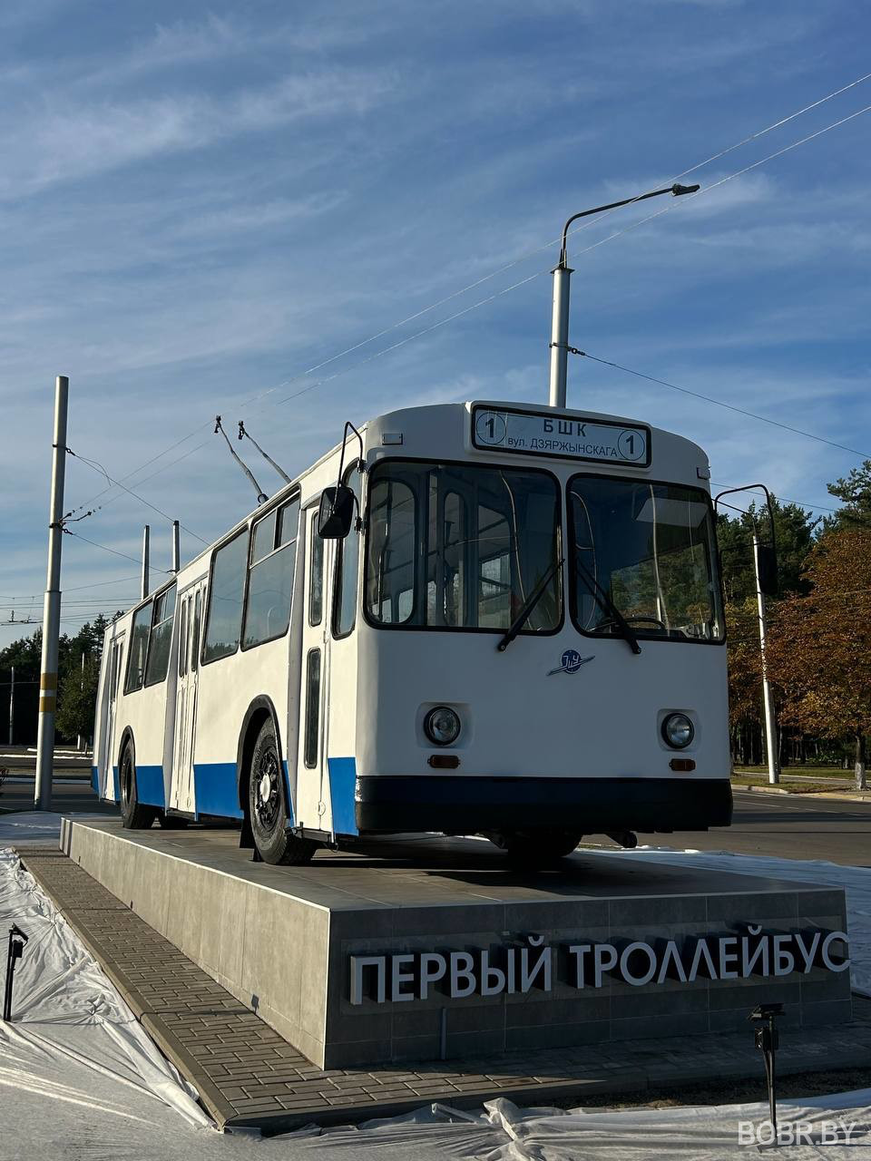 Ретро‑легенда Бобруйска - советский троллейбус ЗиУ‑682 на постаменте