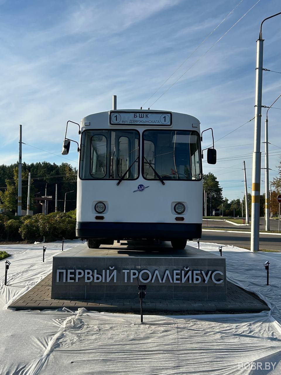 Ретро‑легенда Бобруйска - советский троллейбус ЗиУ‑682 на постаменте