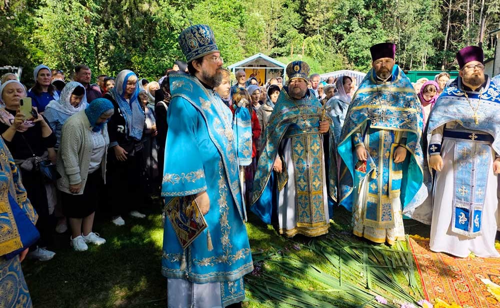 Епископ Бобруйский и Быховский Серафим возглавил Божественную литургию в Прощанской пустыни в честь праздника Спас на Убрусе