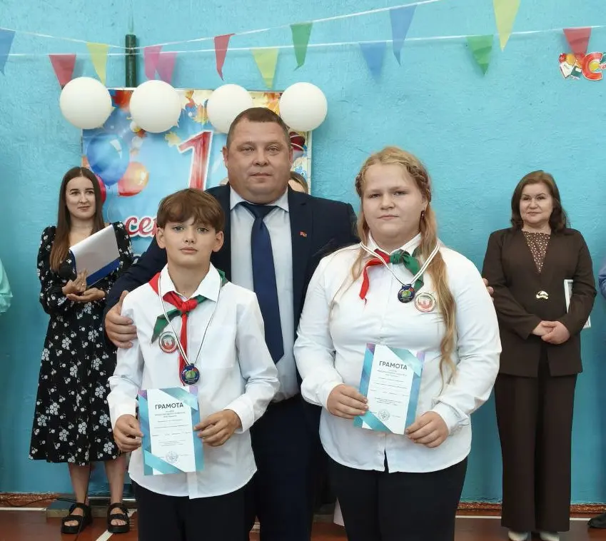 Торжественные линейки, подарки и напутствия гостей: в Бобруйском районе прошёл День знаний для 1078 учеников и 73 первоклассников