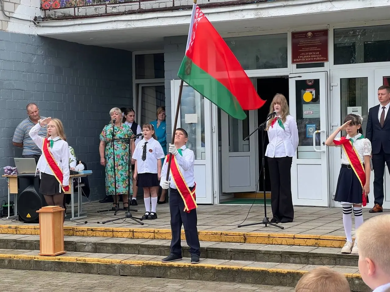 Торжественные линейки, подарки и напутствия гостей: в Бобруйском районе прошёл День знаний для 1078 учеников и 73 первоклассников