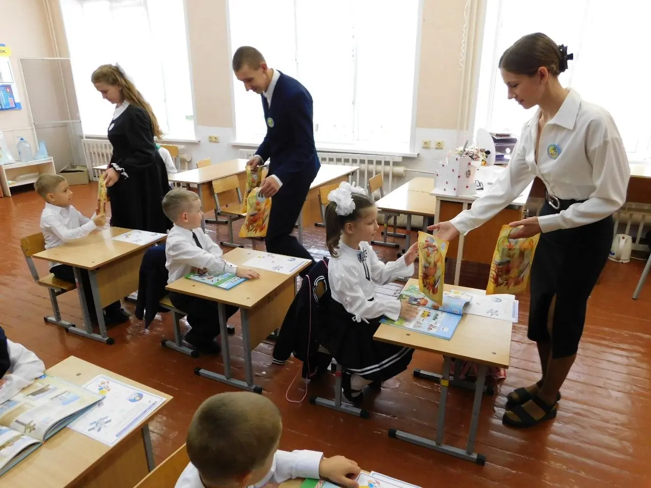 Торжественные линейки, подарки и напутствия гостей: в Бобруйском районе прошёл День знаний для 1078 учеников и 73 первоклассников