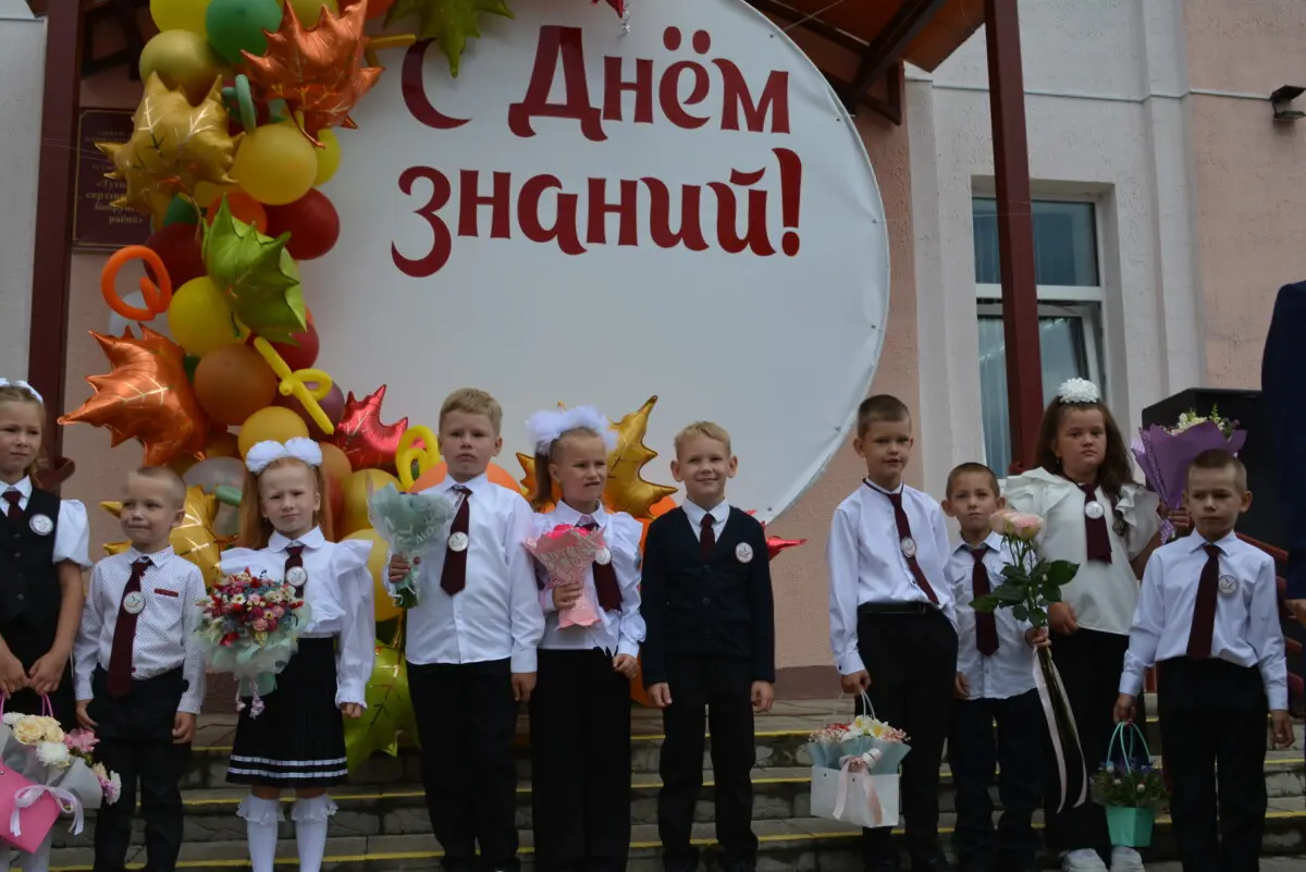 Торжественные линейки, подарки и напутствия гостей: в Бобруйском районе прошёл День знаний для 1078 учеников и 73 первоклассников
