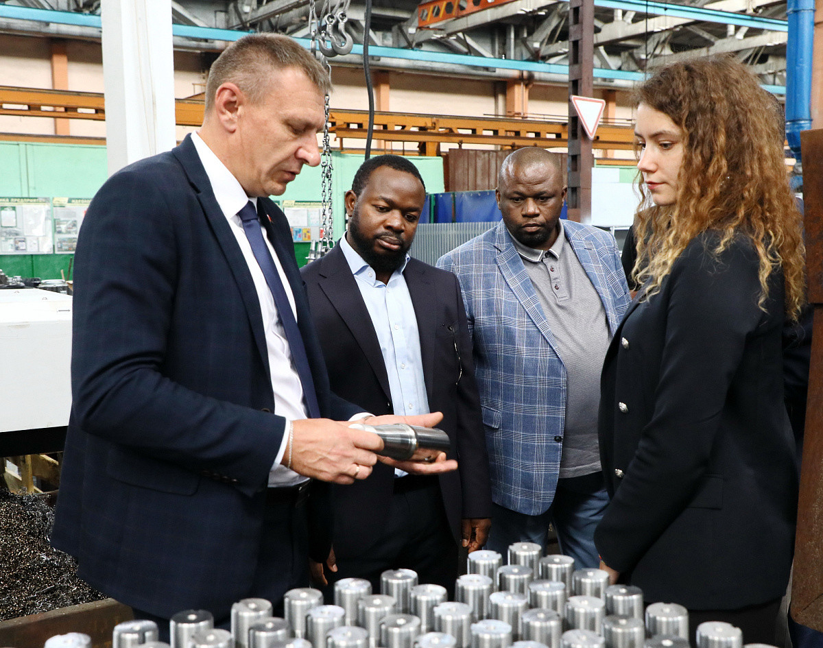 «Ghana Heavy Equipment Limited» из Республики Гана. «Ghana Heavy Equipment Limited» из Республики Гана.