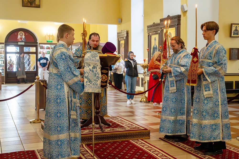 Епископ Бобруйский и Быховский Серафим совершил Божественную литургию в Никольском кафедральном соборе в день отдания праздника Успения Пресвятой Богородицы