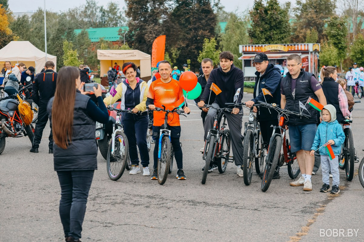 На велосипедах и с ветерком: как в Бобруйске прошёл мотовелопробег ко Дню народного единства