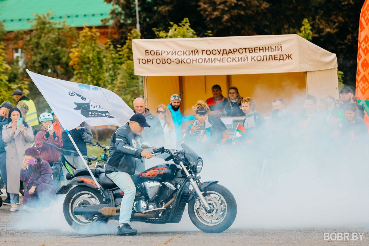 На велосипедах и с ветерком: как в Бобруйске прошёл мотовелопробег ко Дню народного единства