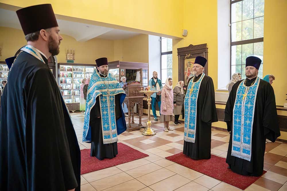 Епископ Бобруйский и Быховский Серафим совершил всенощное бдение в кафедральном соборе святителя Николая накануне праздника Рождества Пресвятой Богородицы
