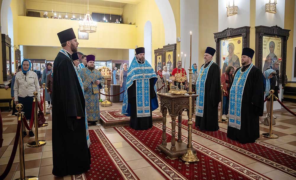 Епископ Бобруйский и Быховский Серафим совершил всенощное бдение в кафедральном соборе святителя Николая накануне праздника Рождества Пресвятой Богородицы