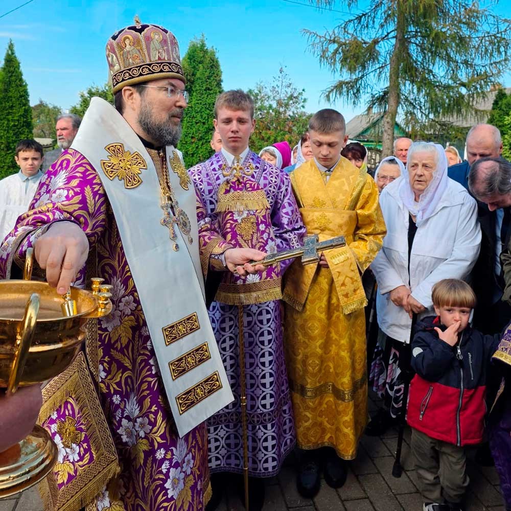 Епископ Бобруйский и Быховский Серафим возглавил престольное торжество в храме города Осиповичи в день Воздвижения Креста Господня