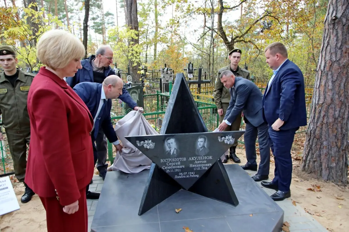Память в граните: в Броже Бобруйского района открыли обновлённый мемориал советским лётчикам