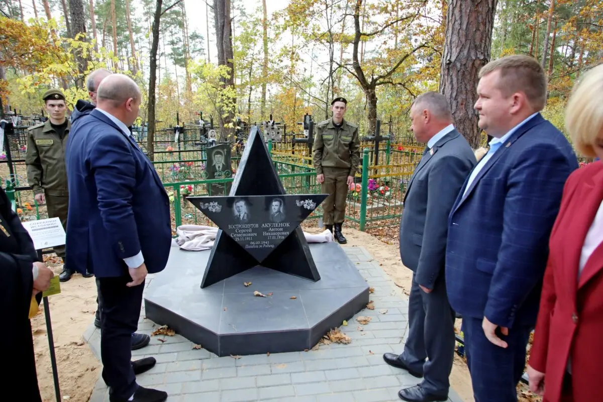 Память в граните: в Броже Бобруйского района открыли обновлённый мемориал советским лётчикам
