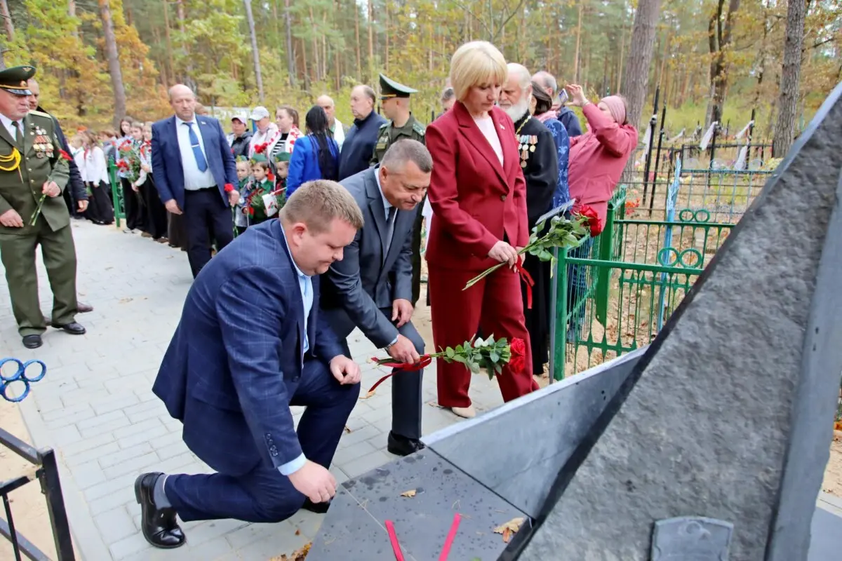 Память в граните: в Броже Бобруйского района открыли обновлённый мемориал советским лётчикам