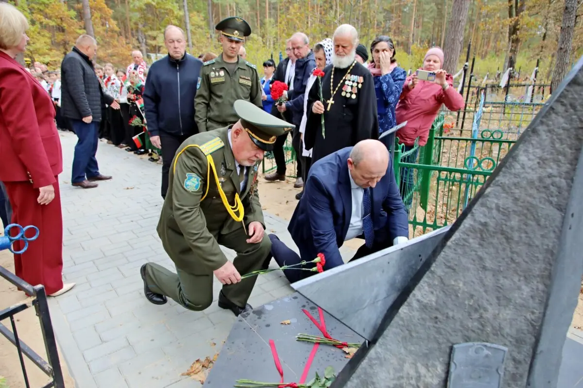 Память в граните: в Броже Бобруйского района открыли обновлённый мемориал советским лётчикам