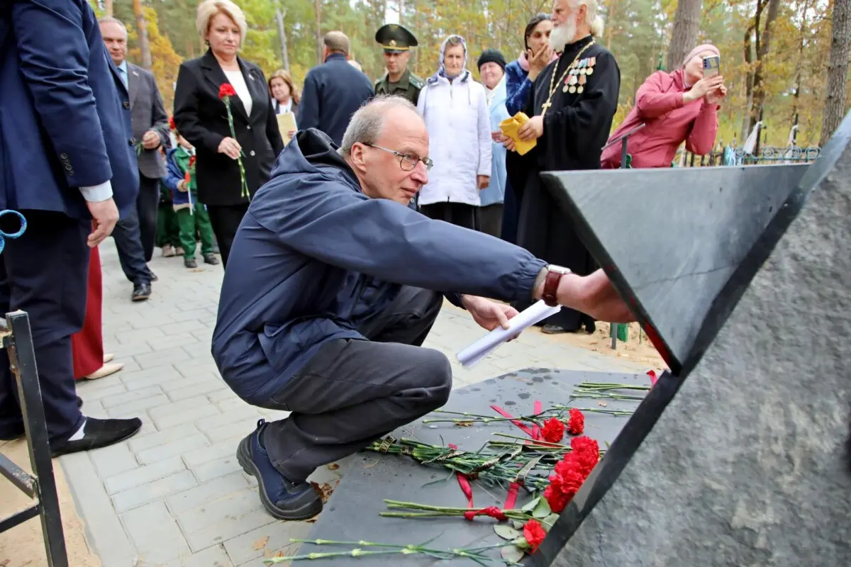 Память в граните: в Броже Бобруйского района открыли обновлённый мемориал советским лётчикам