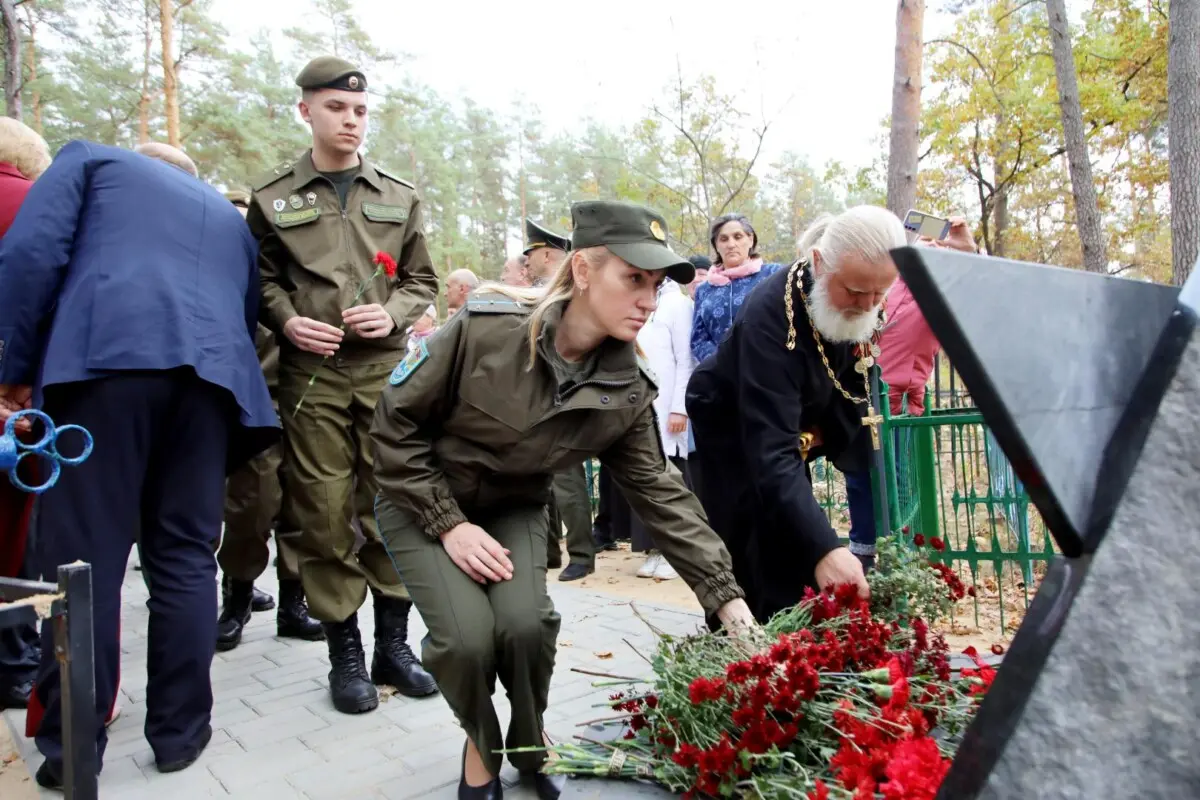 Память в граните: в Броже Бобруйского района открыли обновлённый мемориал советским лётчикам