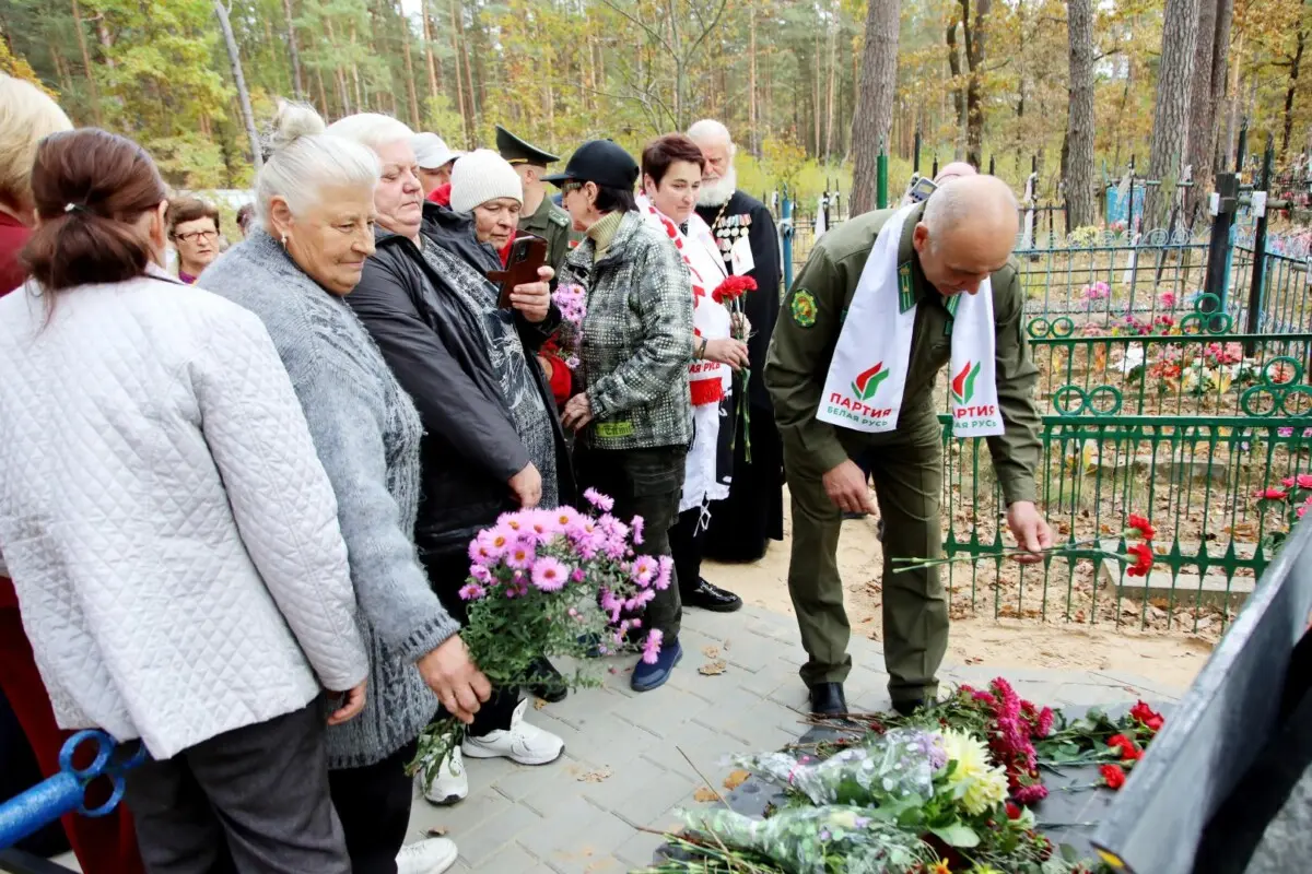 Память в граните: в Броже Бобруйского района открыли обновлённый мемориал советским лётчикам