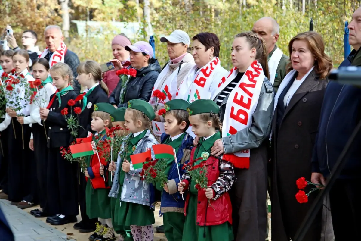 Память в граните: в Броже Бобруйского района открыли обновлённый мемориал советским лётчикам