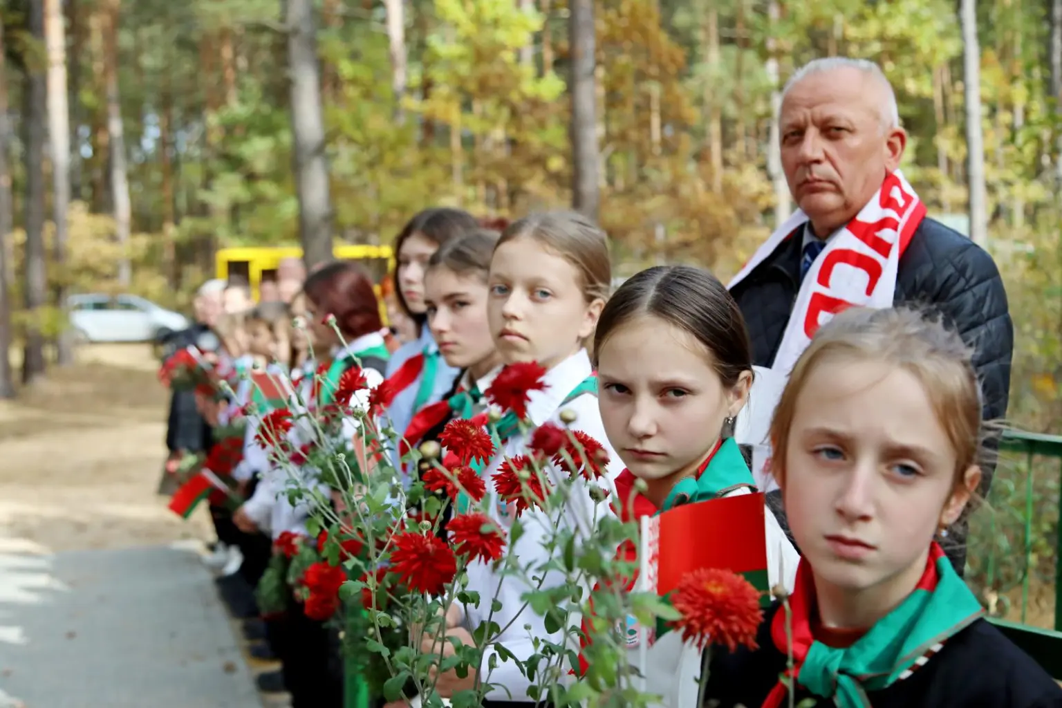 Память в граните: в Броже Бобруйского района открыли обновлённый мемориал советским лётчикам