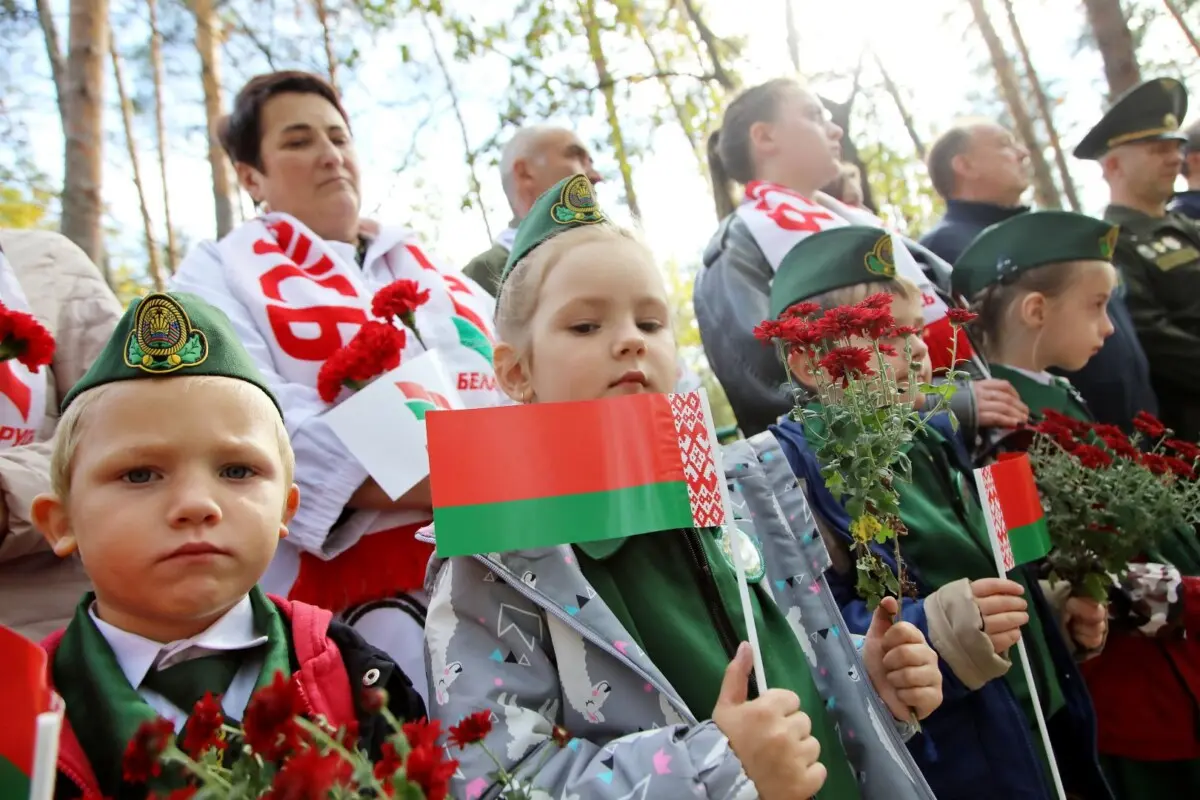 Память в граните: в Броже Бобруйского района открыли обновлённый мемориал советским лётчикам