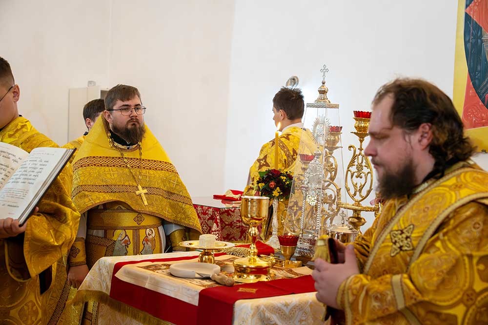 Епископ Бобруйский и Быховский Серафим возглавил Божественную литургию в храме Евфросинии Полоцкой в честь праздника Воздвижения Креста Господня