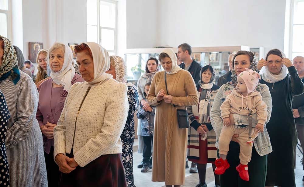 Епископ Бобруйский и Быховский Серафим возглавил Божественную литургию в храме Евфросинии Полоцкой в честь праздника Воздвижения Креста Господня
