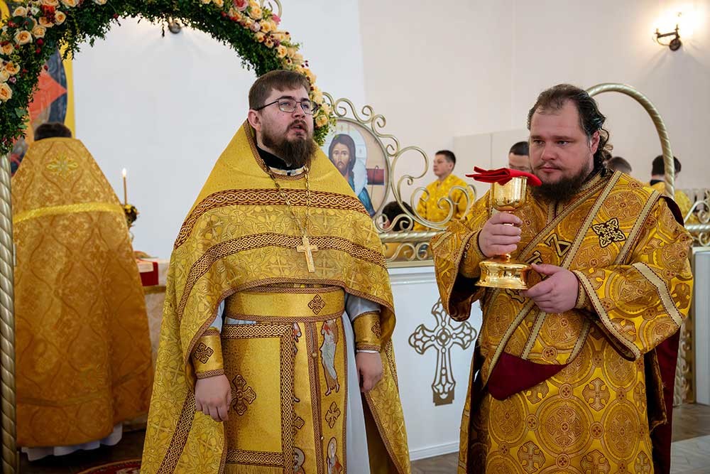 Епископ Бобруйский и Быховский Серафим возглавил Божественную литургию в храме Евфросинии Полоцкой в честь праздника Воздвижения Креста Господня