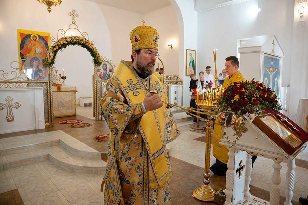 Епископ Бобруйский и Быховский Серафим возглавил Божественную литургию в храме Евфросинии Полоцкой в честь праздника Воздвижения Креста Господня