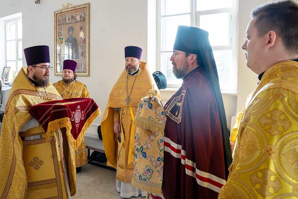 Епископ Бобруйский и Быховский Серафим возглавил Божественную литургию в храме Евфросинии Полоцкой в честь праздника Воздвижения Креста Господня