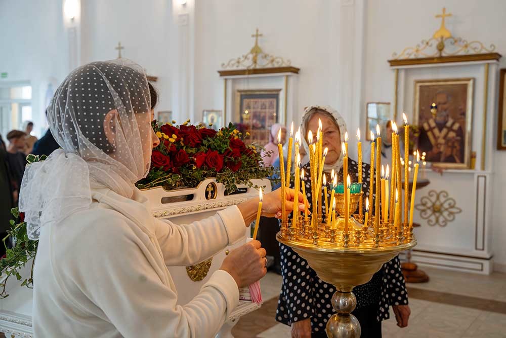 Епископ Бобруйский и Быховский Серафим возглавил Божественную литургию в храме Евфросинии Полоцкой в честь праздника Воздвижения Креста Господня