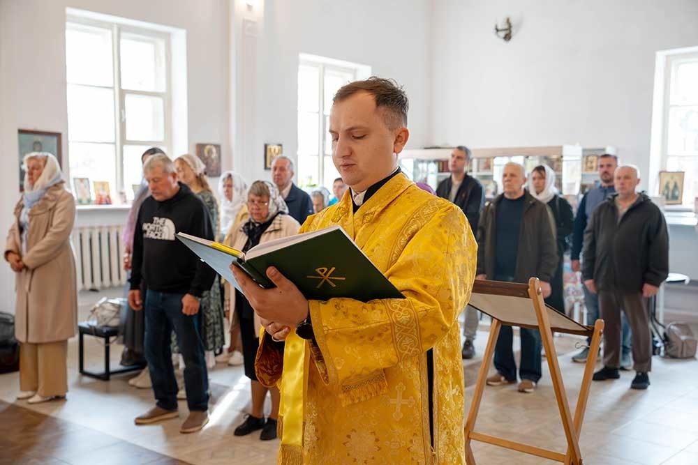 Епископ Бобруйский и Быховский Серафим возглавил Божественную литургию в храме Евфросинии Полоцкой в честь праздника Воздвижения Креста Господня