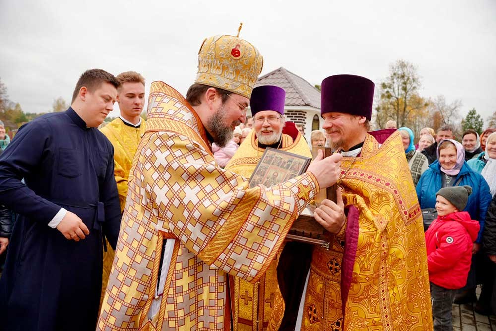 Епископ Бобруйский и Быховский Серафим возглавил Божественную литургию в Храме святителя Николая деревни Вирков Кличевского района