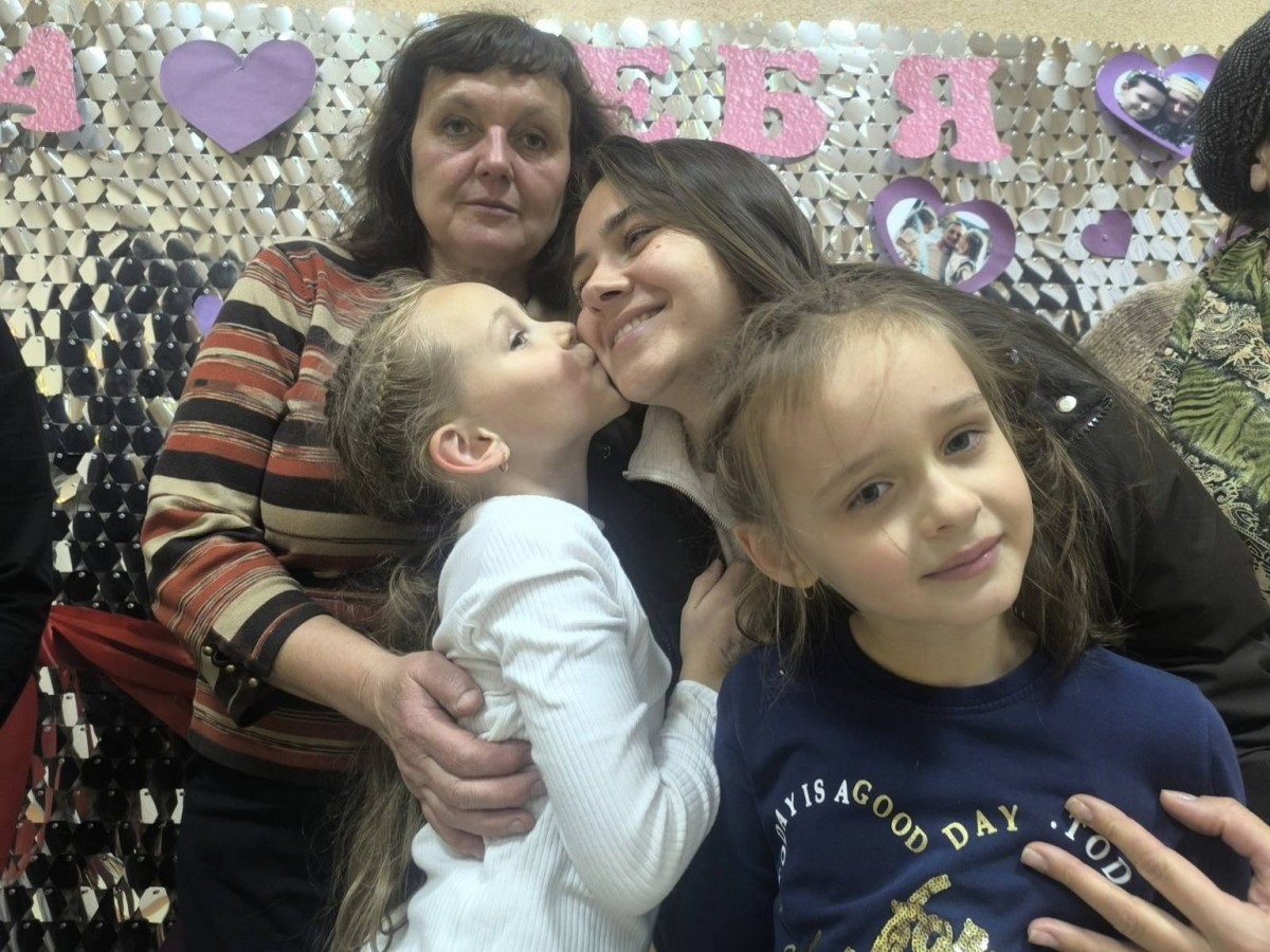 Тепло, песни и ретро-музыка: в Ленинском клубе Бобруйского района чествовали мам