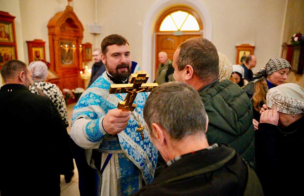 Епископ Бобруйский и Быховский Серафим возглавил Божественную литургию в храме  Бобруйска в День памяти Иверской иконы Божией Матери