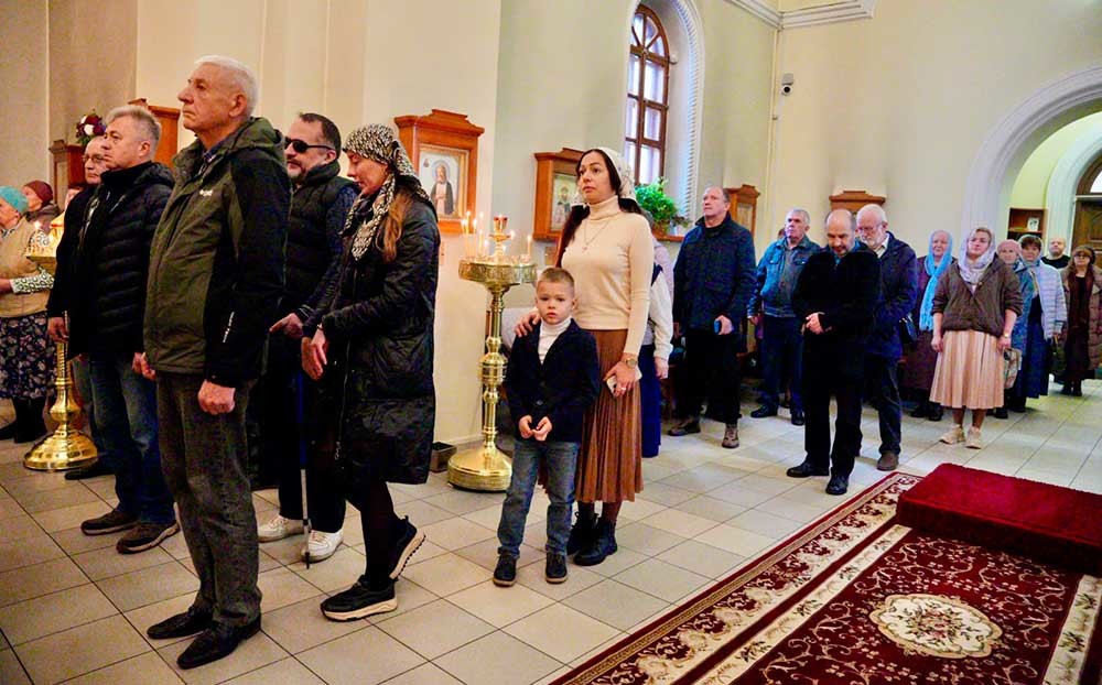 Епископ Бобруйский и Быховский Серафим возглавил Божественную литургию в храме  Бобруйска в День памяти Иверской иконы Божией Матери